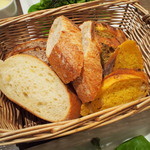メゾン・カイザー・カフェ - お変わり自由のパン