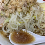 ラーメン二郎 - 豚出汁とカエシの絶妙なバランスを誇るスープ。飲めば思わずニンマリしちゃう❣️