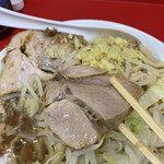 ラーメン二郎 - 豚一枚目は肉質しっかり