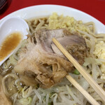 ラーメン二郎 - 二個目はブリンと柔らか、脂身がトロける。