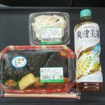 ハローズ 引野店 - 田舎むすび弁当 と 自家製マカロニサラダ と 爽健美茶 (税抜)461円→(税込)497円 (2021.08.25)