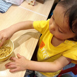 拉麺大公 - 麺を手掴みで食べる我が子