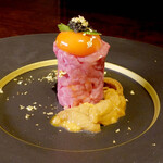 黒毛和牛焼肉 虎斑 - 和牛赤身と雲丹ユッケ