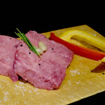 黒毛和牛焼肉 虎斑 - 特上厚切りタン