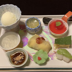 萬翠楼 福住 - 甘味は迫力ありの品数だが、個人的には一品をシンプルに味わいたかったかな