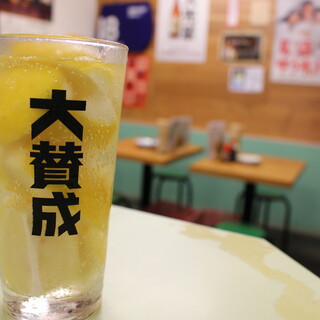 A wide variety of drinks including homemade sour with lots of frozen lemon ◎