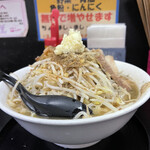 自家製太麺 ドカ盛 マッチョ - ラーメン中 ¥730-、ヤサイチョイマシ、ニンニク少なめ
            2021.8.26 Thu.