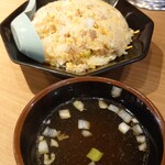 町田商店 - 先に炒飯とスープ来ました