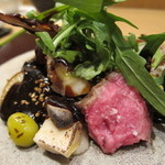 神保町 傳 - 茄子田楽と牛肉の炙り・あれ？まめぞうさん・・・前回よりほっそりされましたね。