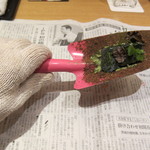 神保町 傳 - 苔のティラミス・軍手をつけていただきま〜す。