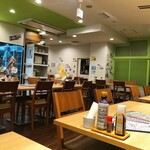 食堂 高ひろ - 店内は広々として明るい雰囲気