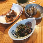 常蔵 - 本日のお通しは煮イカ、貝、おかひじき