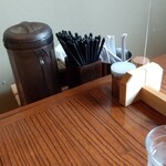 きく屋 - 小上がりテーブル席脇に箸・レンゲ・お冷や等が並びやす！