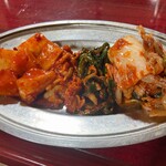 味楽苑 - キムチ盛り合わせ 900円
      カクテキ、チャンジャ、ニラキムチ、白菜キムチ