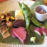 鹿肉たたき、アケビ胡麻和え、揚げ柴栗、ニシン、椎茸粕漬け