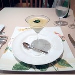 ファンベック・ナオト - カリフラワーのムース　コンソメゼリーキャビア添え