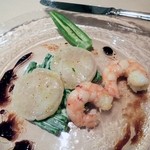 ファンベック・ナオト - 帆立貝と天然エビのサラダ　海鮮アップ