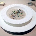 ファンベック・ナオト - フォアグラと鶏肉のラビオリ　きのこのナージュ仕立て