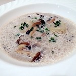 ファンベック・ナオト - フォアグラと鶏肉のラビオリ　きのこのナージュ仕立て　アップ