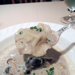 ファンベック・ナオト - フォアグラと鶏肉のラビオリ　きのこのナージュ仕立て　ラビオリ　リフト