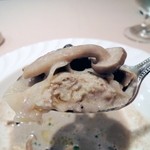 ファンベック・ナオト - フォアグラと鶏肉のラビオリ　きのこのナージュ仕立て　ラビオリ　断面