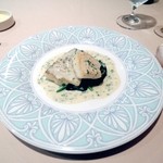 ファンベック・ナオト - 淡路島より魚のメッセージ　ヒラメのポワレ山ニンニクのクリームソース
