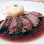 ファンベック・ナオト - エゾジカのロースト　トリュフソース　ポテトサラダ添え　アップ