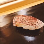 鮨 おくの - ヒラメに自家製ゆかりトッピング