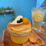 カフェカモット - スフレケーキ/単品660円
      ドリンク付きで880円
      写真は⁡＋50円のレモネード炭酸あり