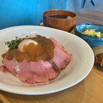 カフェカモット - ローストビーフ丼 ドリンク付きで1,100円