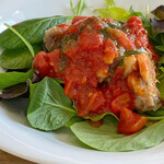 カフェカモット - チキンの程よい塩気と､トマトの酸味が絶妙