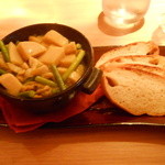 4 Seasons LDK - 浅利とつぶ貝のアヒージョ（メルバトースト付き）