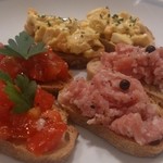 日名田 - 燻製卵のタルタル、フルーツトマトの三五八、生サラミのブルスケッタ