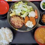 COCO'S - ハンバーグと広島県産カキフライ膳(1485円) +ご飯大盛(55円)　メイン部分