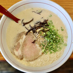 博多ラーメン 亀八 - 豚骨にんにく