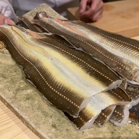 日本橋 蕎ノ字 - あなご
                    大将が指を触れるとまだ動いていました。