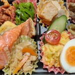 灼味噌らーめん 八堂八 - 旨い魚のおかずいっぱい弁当 1000円、八堂八謹製味噌汁が付きます