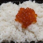 灼味噌らーめん 八堂八 - 旨い魚のおかずいっぱい弁当 1000円、八堂八謹製味噌汁が付き、イクラを乗せて豪華な日の丸弁当を作ってみました(^o^)v