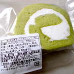 こちらは「わかめロールケーキ」。ヒスイ色の彩りも美しく、普通に美味しい一品です（特別価格￥245）