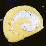 生わかめロールケーキ！塩スイーツの変化球という感じで、意外といけます（特別価格￥245）