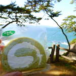 こちらはわかめロールケーキ。パティシエさんの地元愛が伝わる一品です