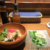 南風楼 - ランチ南風楼セット２６６０円。南風楼サラダ。ナッツ類の食感も楽しく、付け合わせのパクチーとも相性良く、とても美味しかったです（╹◡╹）