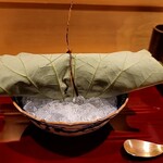 銀座 しのはら - 蓮の葉にくるまれた