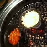 炭火焼肉 燈花 - サムギョプサルのキムチもたん塩のネギも加熱して頂きます、おー！やるね‼ありがとう‼