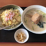 Taiwan Ryourikouraku En - ラーメンセット 720円（カニ炒飯と豚骨ラーメン）