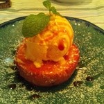 オステリアルーナマーレ - 焼きリンゴ　バニラアイスクリーム添え