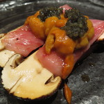 鳥茂 - 松茸のサーロイン巻き、雲丹とキャビア載せ1