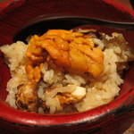 鳥茂 - 雲丹と松茸の炊き込みご飯　途中から卵黄と共に1