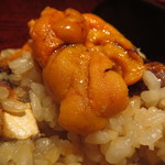 鳥茂 - 雲丹と松茸の炊き込みご飯　途中から卵黄と共に2
