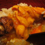 鳥茂 - 雲丹と松茸の炊き込みご飯　途中から卵黄と共に4